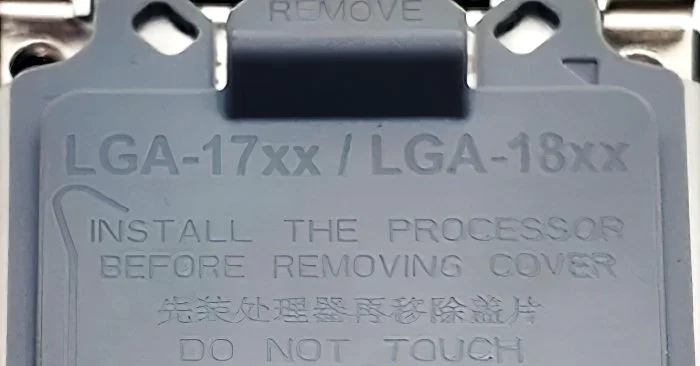 そしてまた新しいIntelソケット。 LGA 18xxに関連する最初の写真が登場しました