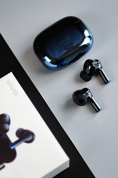 Mit einem rechteckigen Bildschirm und zwei Tasten. Neue Huawei-Smart-Uhren mit Blutdrucküberwachung zeigten auf Rendering