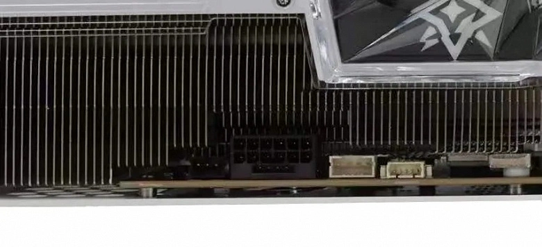 ...에 사진 GeForce RTX 3090 TI는 새로운 포트의 존재를 확인합니다.