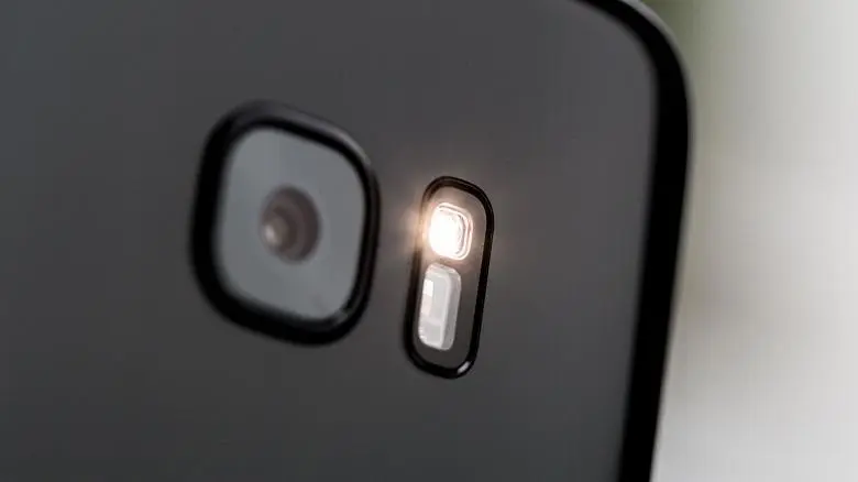 La fonctionnalité Android qui se trouve dans l'iPhone: Android 13 permettra aux utilisateurs de régler la luminosité de la lampe de poche.
