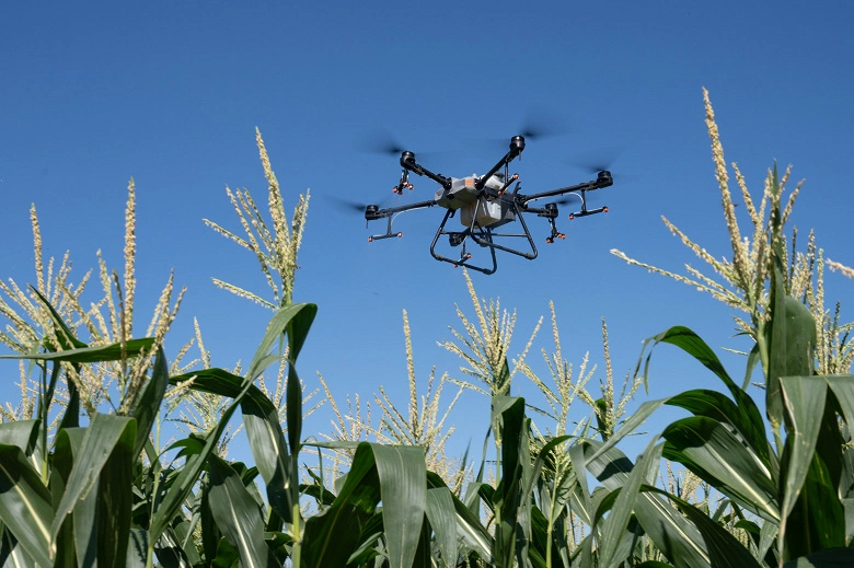 Dron DJI mit einer Hubkapazität von bis zu 40 kg mit 16 Düsen zum Sprühen von Düngemitteln oder Pestiziden