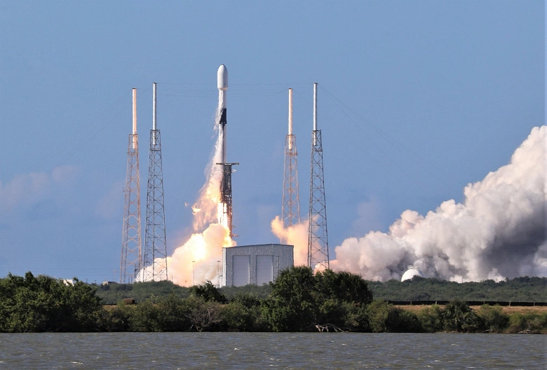 최초의 SpaceX 재사용 팔콘 9 미사일 미군 위성 출시 미사일