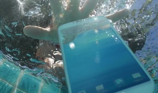 So speichern Sie ein im Wasser befindliches Smartphone