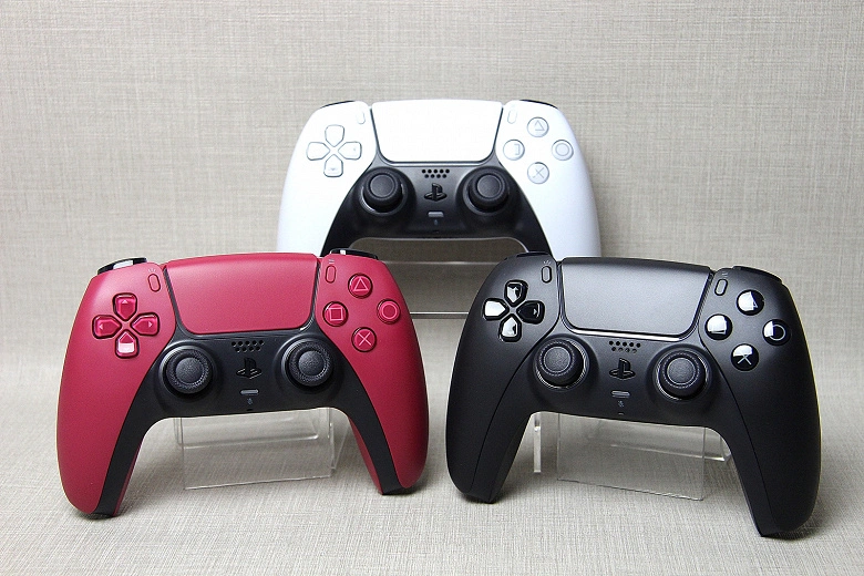 Neue DualSense für PS5 zum Verkauf. Living Fotos von schwarzen und roten Gamepads