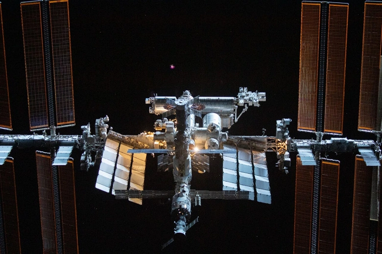I cosmonauti russi coltivano i cristalli di proteine ​​del canale di coltura su ISS