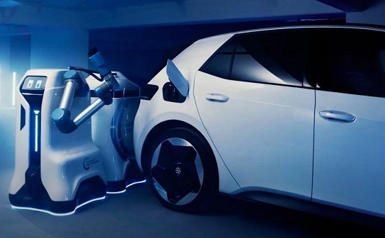 VW hat einen Prototyp eines Roboters zum Laden von Elektrofahrzeugen