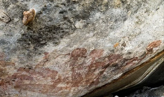 Alte Bilder von seltsamen Minotaurus-Leuten, die in Tansania gefunden wurden