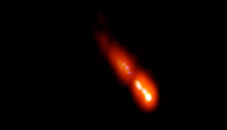 Astronomen beobachten einen hellen relativistischen Strahl von einem entfernten Blazar aus
