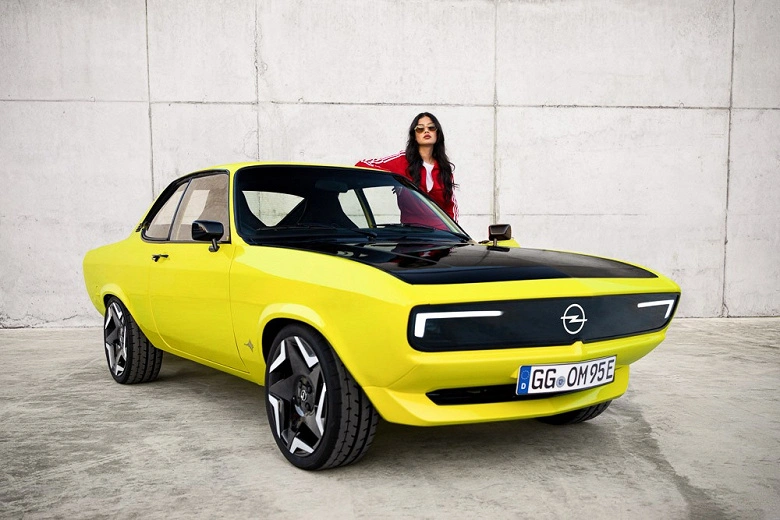 Coupé élégant Opel Manta A des années 70 transformé en véhicule électrique