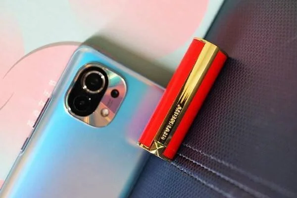 Xiaomi Mi 11 für Frauen vorgestellt. Mit Redmi Airdots 3 Kopfhörern und Givenchy Le Rouge 888 Lippenstift enthalten
