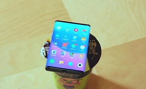Smartphone Xiaomi con schermo flessibile. Ha Android 11 e una fotocamera da 108 megapixel
