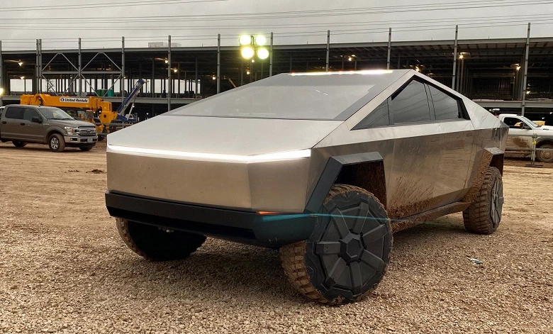 Elon Musk zeigte einen futuristischen Tesla Cybertruck in einer Fabrik in Texas