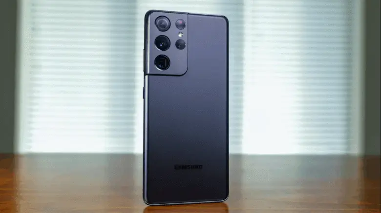 Uma nova versão do principal smartphone smartphone Samsung Galaxy S21 Ultra é apresentada.