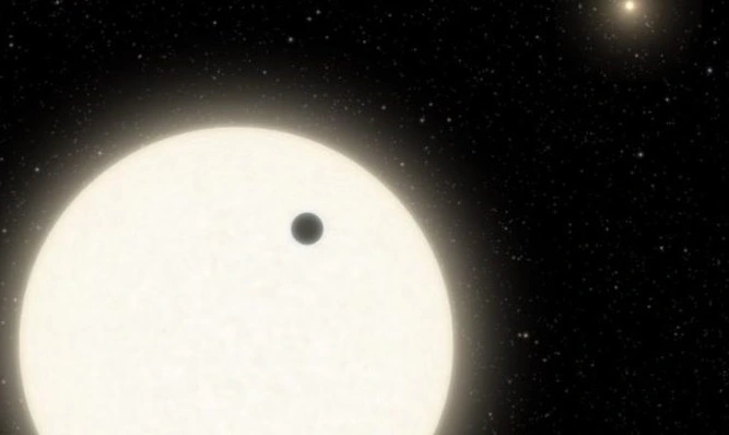 천문학 자들은 세 개의 태양을 가진 행성을 발견합니다
