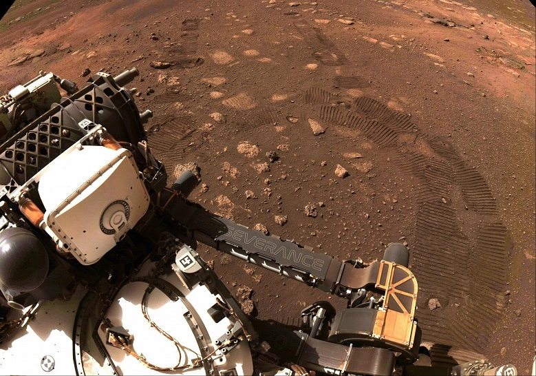 O rover Perseverance sobrevoou a superfície do planeta e enviou uma nova foto