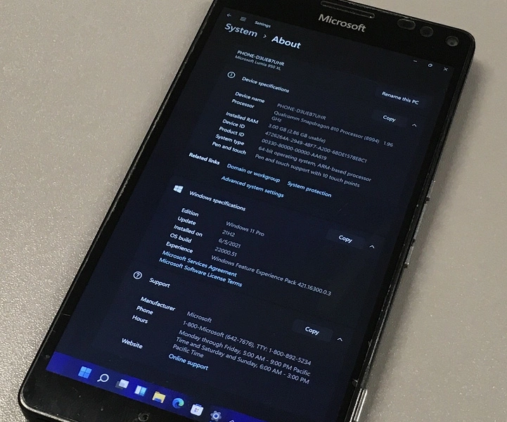 Windows 11 arbeitet auf einem sechsjährigen Smartphone-Lumia 950 XL. Wie - im Video gezeigt