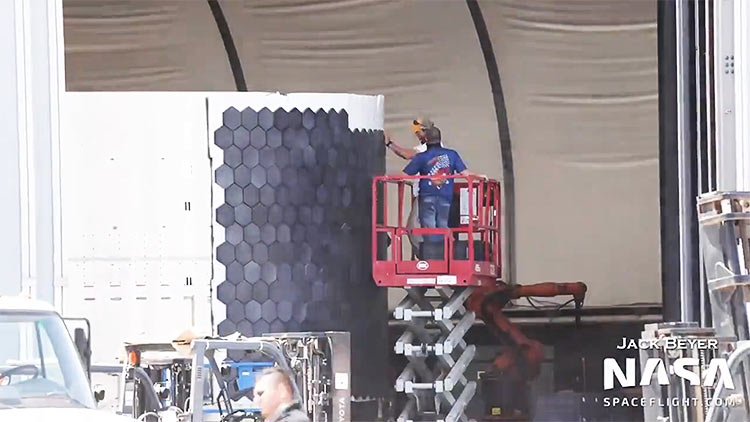 Vídeo: especialistas da SpaceX colocam blocos térmicos manualmente no protótipo da nave estelar
