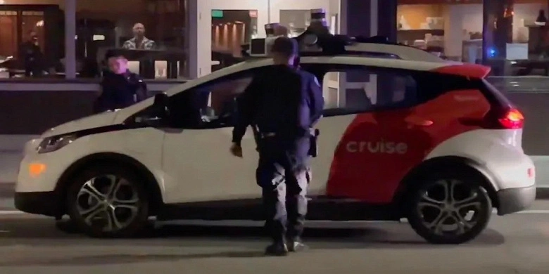 無人タクシーは警察から「逃げました」、しかし数秒後にまだ止まった。クルーズマシンでアメリカで