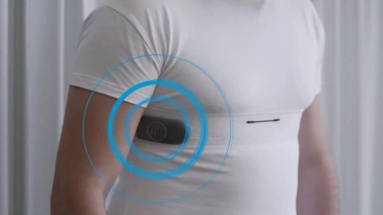 Ein Smart YouCare T-Shirt ist dargestellt, mit dem Sie Ihren Atem analysieren können, die EKG entfernen und nicht nur