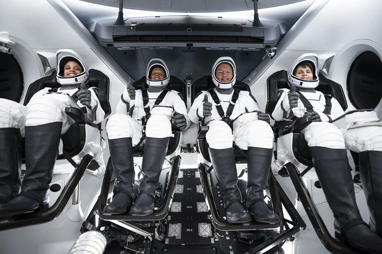 Já a segunda espaçonave SpaceX Crew Dragon por um mês foi para a ISS. A bordo desta vez não turistas, mas astronautas