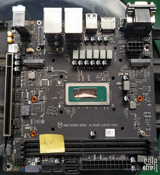 Motherboard sem chipset, com slots DDR completos e Spruminary CPU Alder Lago H45
