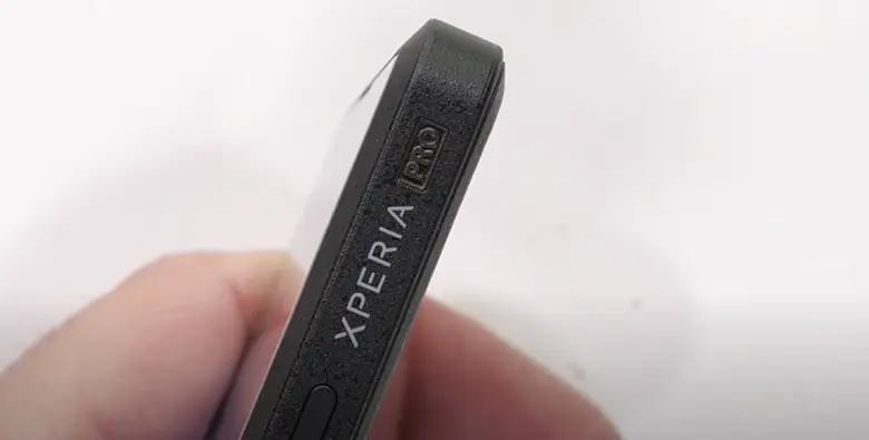 $2,500 Sony Xperia Pro는 구부러지고 긁히려고했습니다. 그는 블로거 JerryRigEverything의 테스트를 통과했습니다.