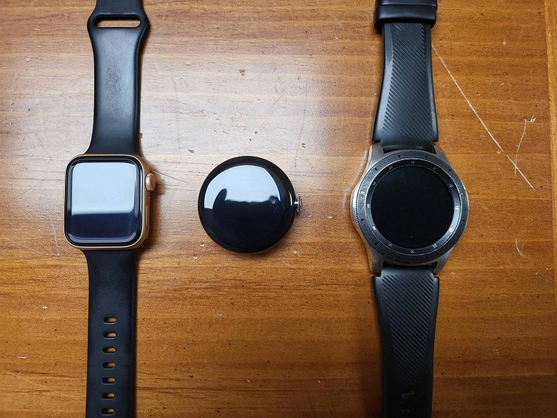 Google의 첫 번째 스마트 시계는 Apple Watch 및 Samsung Galaxy Watch와 비교되었습니다.