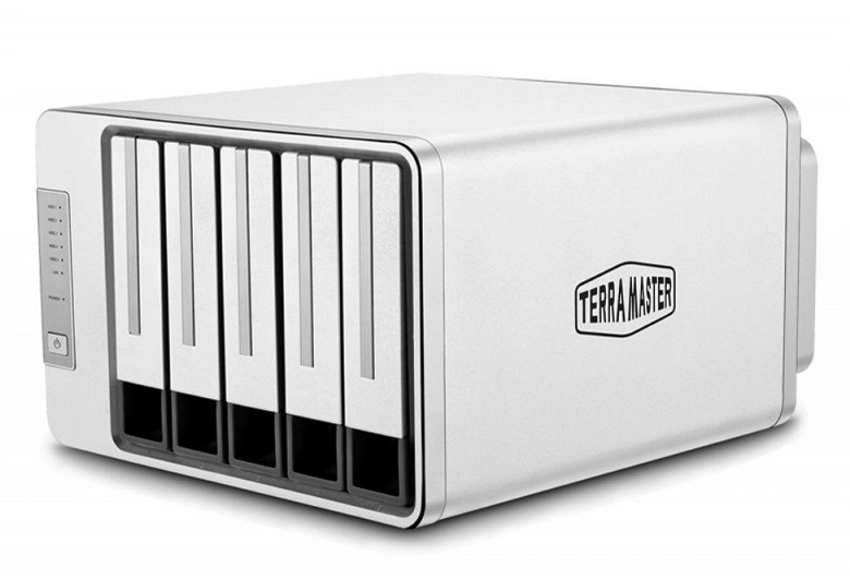TerraMaster F5-221 NAS에는 5 개의 드라이브 베이가 있습니다.