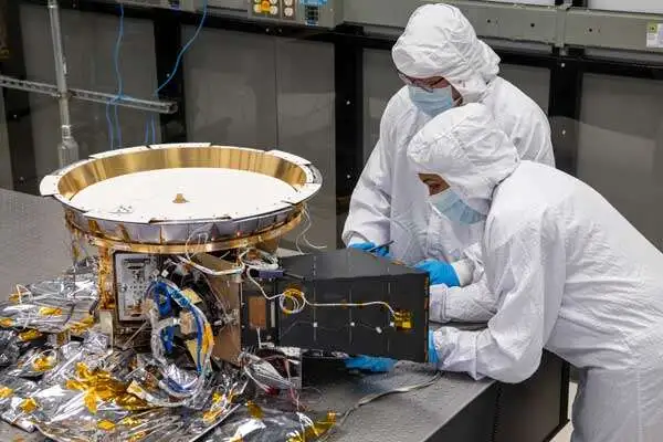 NASA의 첫 번째 트로이 목마 소행성 임무, 최신 과학 기기 설치