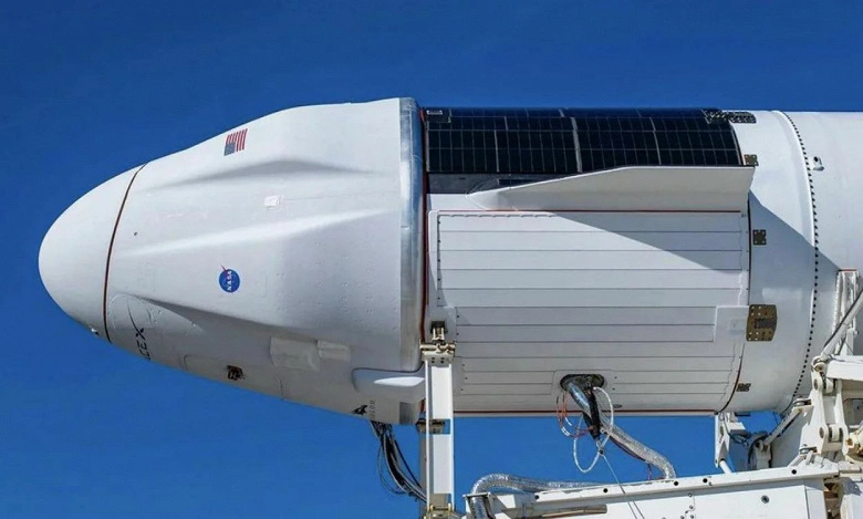 NASA와 SpaceX는 Cargo Dragon 2 배의 비행을 ISS로 연기해야했습니다.