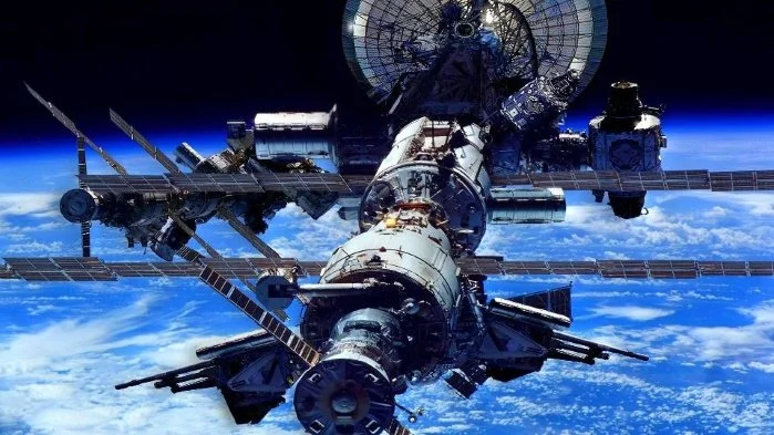 En raison des touristes spatiaux coincés sur l'ISS, il est détenu d'envoyer des astronautes de la NASA