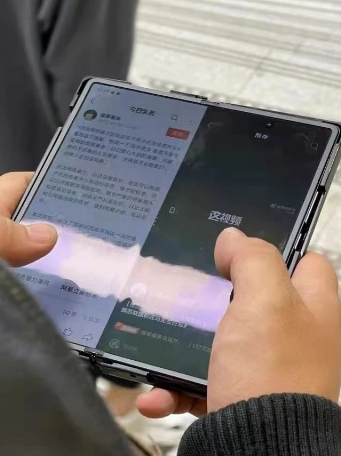 중국 메트로에서 촬영 한 거대한 거의 사각형 스크린으로 vivo x 폴드