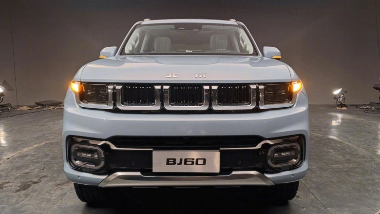 Le profil est le Land Cruiser Prado, et l'ANFAS est Jeep Grand Cherokee. Un BAIC BJ60 SUV est présenté à une vitesse de 1000 km