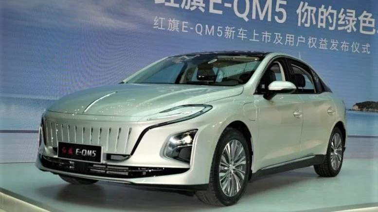 O veículo elétrico Hongqi E-QM5 caiu muito de um segmento comercial para o consumidor