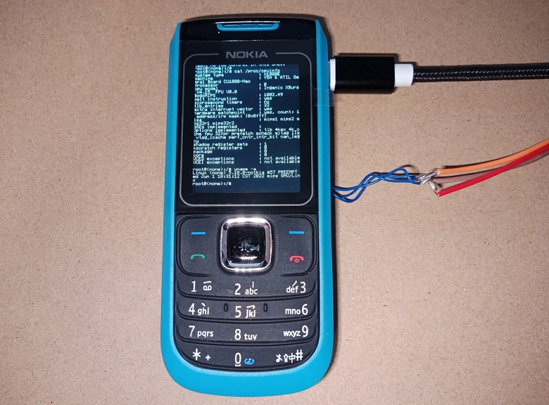 Le passionné a transformé le téléphone du bouton Nokia 1680 en un fonctionnement et un clavier Linux