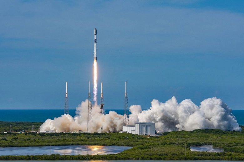 A SpaceX trouxe 53 Satellite Starlink para a órbita. Segunda vez por dia