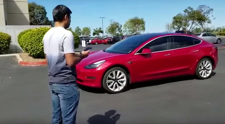 A mulher pegou e deteve o Tesla Model 3, que se movia em direção ao proprietário