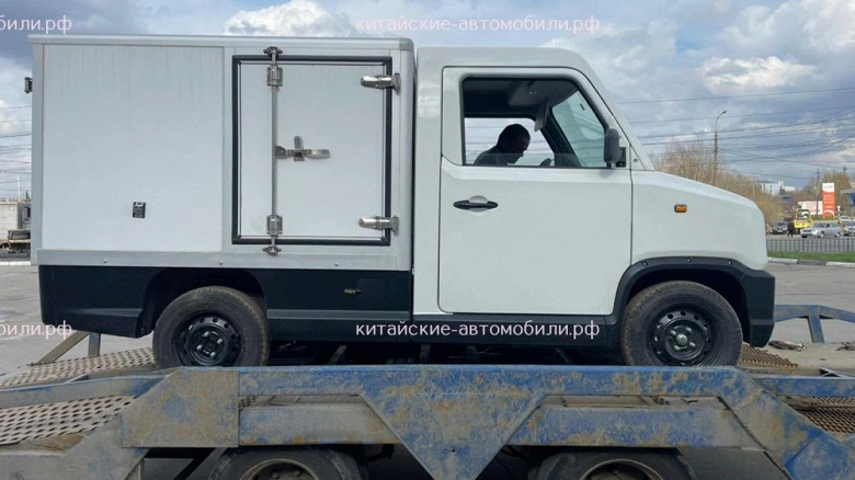 Un piccolo camion cinese elettrico con una capacità di carico di 1 tonnellata. Wolves FC 25