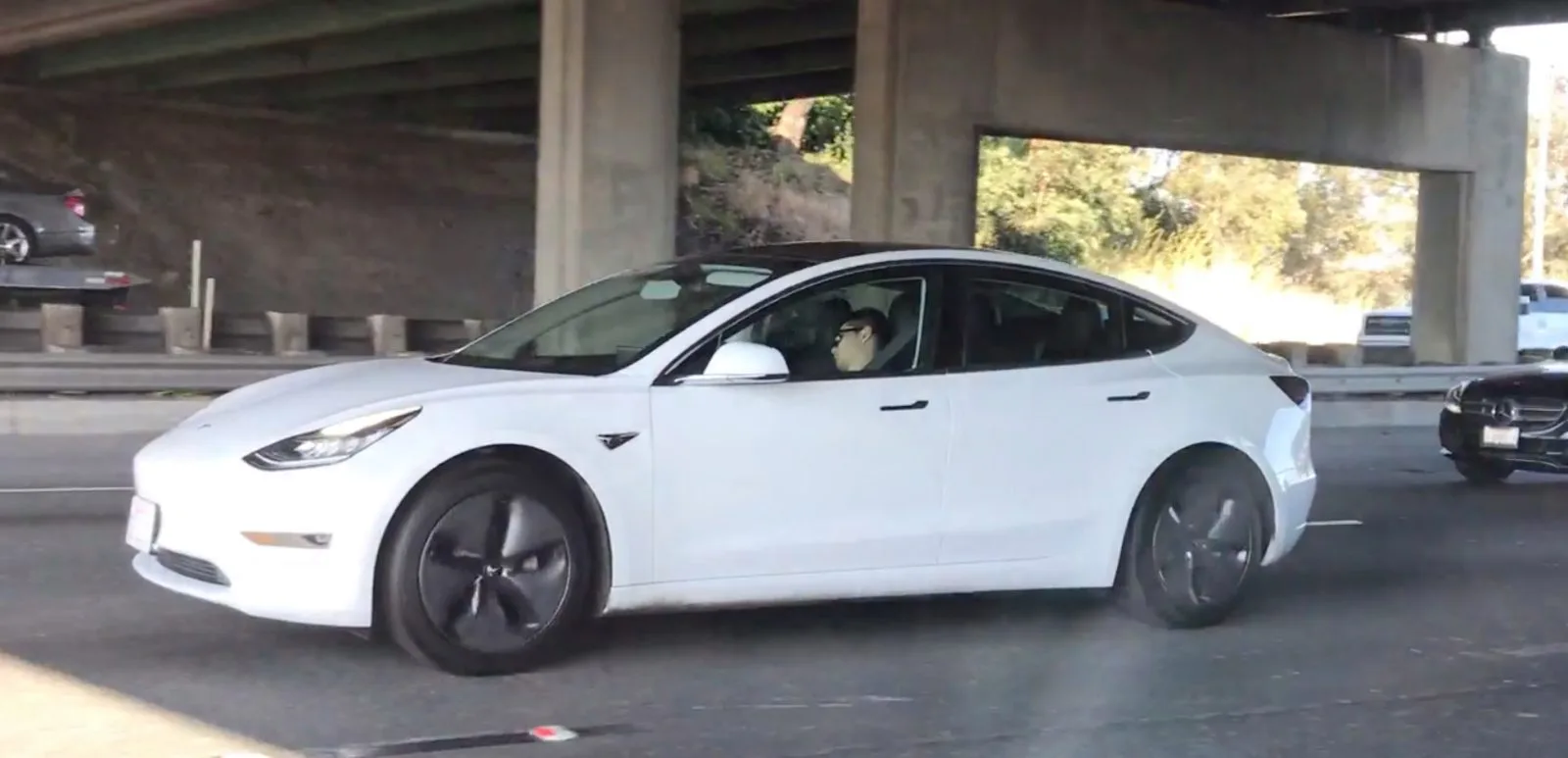 Driver Sleeping Tesla modèle 3 pris pour la troisième fois et puni