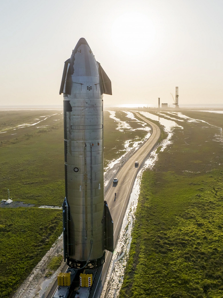 Riesen -Raumschiff vor dem Start. Elon Musk zeigte die Bewegung des Raumschiffs auf die Starbase -Site