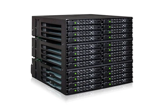 ICY Dock ToughArmor MB924IP-B를 사용하여 5.25 인치의 세 가지 구획에서 24 개의 드라이브를 설치할 수 있습니다.