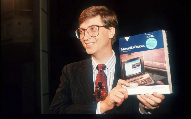 Windows ha 35 anni. Richiama tutte le versioni del sistema operativo
