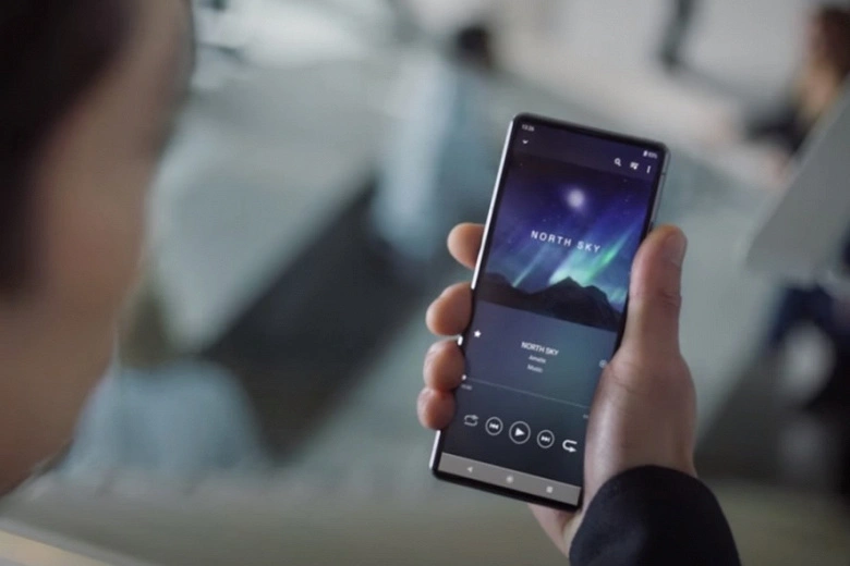 Sony zeigte das potenzielle Flaggschiff-Smartphone Xperia 2022 in der Werbung neuer Kopfhörer