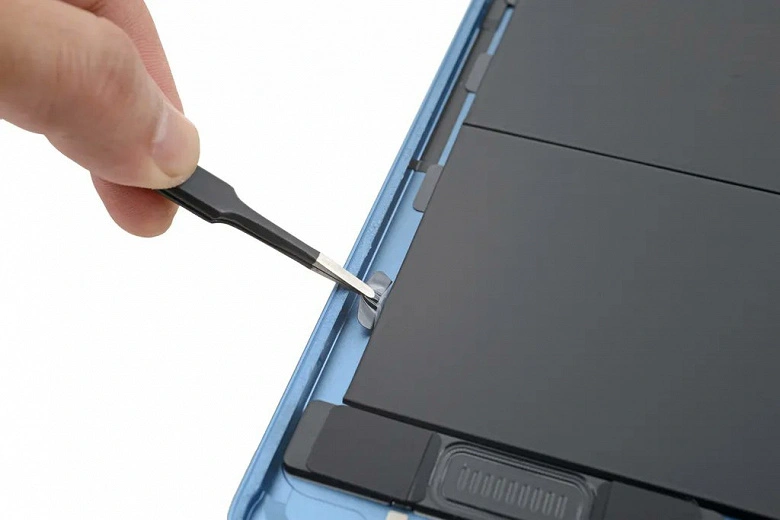 해체는 새로운 iPad 에어 배터리가 접착 방언으로 몸체에 부착되었음을 보여주었습니다.