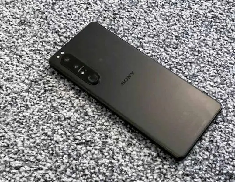 La costosa punta di punta Sony Xperia 1 IV sarà il primo smartphone su Snapdragon 8 Gen 1 con uno schermo 4K e riceverà un connettore da 3,5 mm