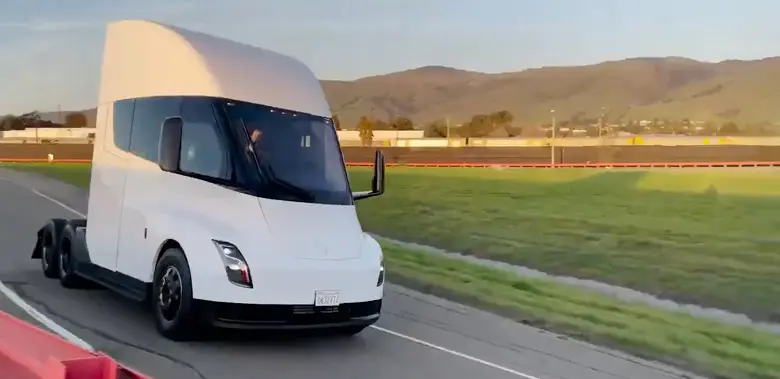 Tesla mostrou pela primeira vez um caminhão semi-elétrico Tesla em movimento