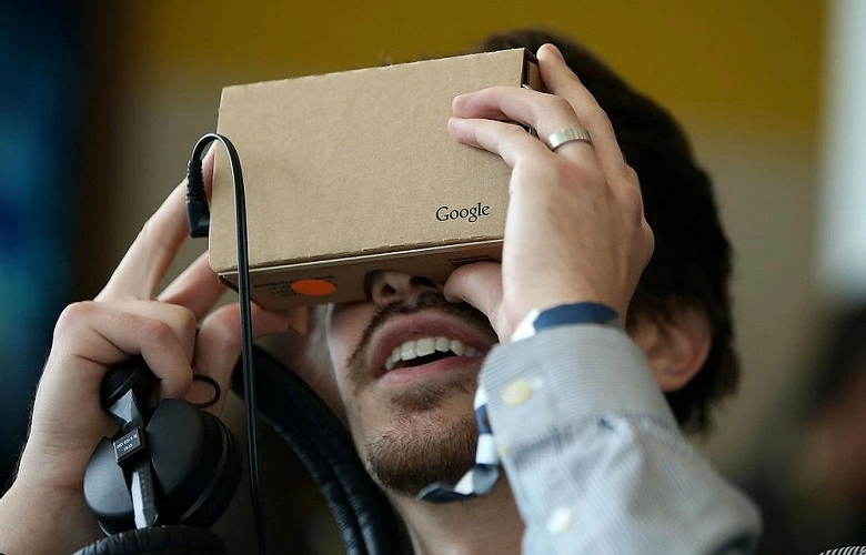 Google ha seppellito il progetto di sette anni. Cuffie VR in cartone fuori produzione