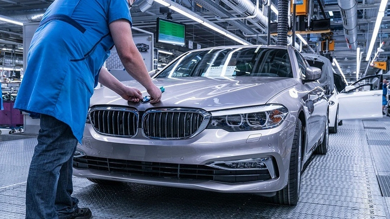 BMW 공장은 우크라이나산 구성 요소가 부족하여 중단되었습니다.