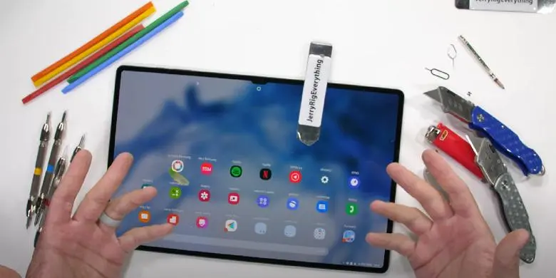 Samsung Galaxy Tab S8 Ultra's Golaxy Tab S8 Tablet Der Biegeprüfung widersteht, im Gegensatz zu iPad Pro