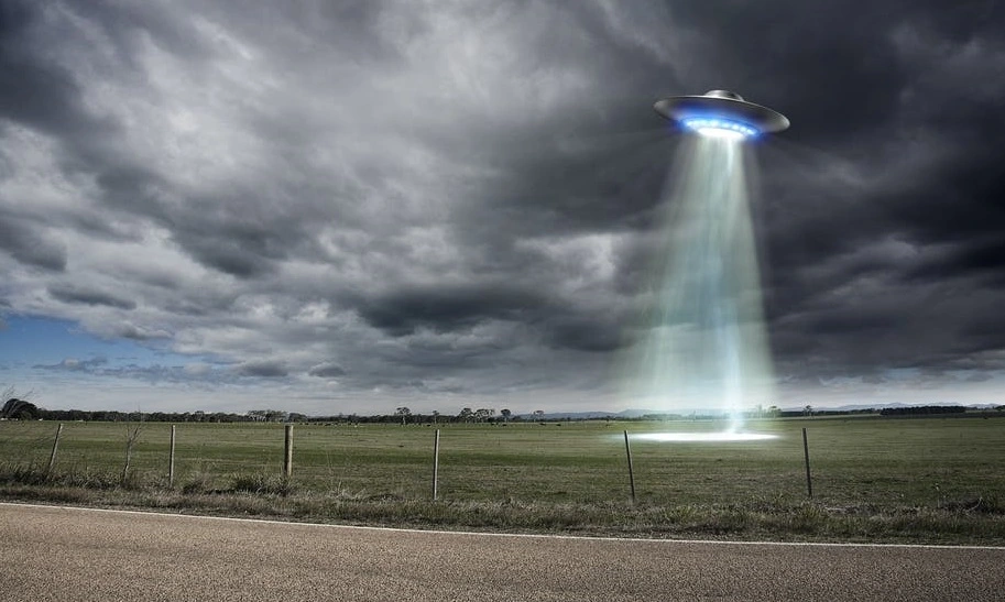 외계인을 믿는 천문학자가 UFO 목격이 설득력이없는 이유를 설명합니다